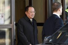 Le ministre nord-coréen des Affaires étrangères Ri Yong Ho (G) quitte Rosenbad, bâtiment qui abrite notamment le cabinet du premier ministre suédois à Stockholm, le 16 mars 2018