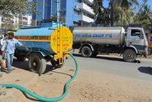 Camions citernes fournissant de l'eau à des logements de Bangalore, le 27 février 2018