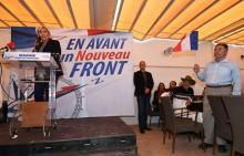 Marine Le Pen (g), présidente du Front national (FN) prononce un discours le 8 octobre 2017 à Pernes-les-Fontaines
