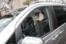 Un homme fait un signe de la main à travers la vitre de son véhicule en quittant l'ambassade de Russie à Londres, le 20 mars 2018