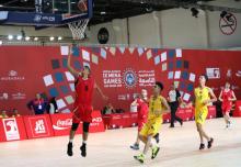 Des athlètes jouent un match de basketball lors des Jeux régionaux du Moyen-Orient et d'Afrique du Nord (MENA), liés aux Olympiques spéciaux, à Abou Dhabi le 19 mars 2018