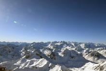 Un skieur, qui faisait partie d'un groupe de cinq skieurs de randonnée espagnols dont un guide, a été tué dans une coulée de neige sur une commune du sud-ouest de la France dans les Pyrénées