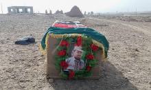 Le cercueil de Bahadur Agha, héros ordinaire qui s'acharnait à déminer les routes à mains nues en Afghanistan, avant ses funérailles le 27 décembre 2017 au village de Kariz dans la province du Helmand