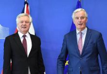 Rencontre des négociateurs du Brexit pour l'UE et Londres, Michel Barnier et David Davis (g), à Bruxelles, le 19 mars 2018