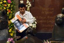Un catholique se recueille le 15 août 2017 sur la tombe de l'archevêque salvadorien Oscar Romero, défenseur des pauvres et adepte de la théologie de la libération assassiné en 1980.