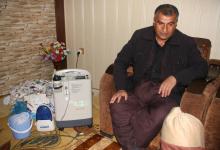 Le Kurde irakien Kamal Jalal, qui doit rester sous assistance respiratoire plusieurs heures par jour, dans sa maison à Halabja, le 12 mars 2018