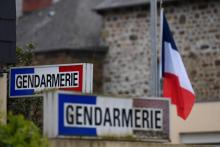 Un drapeau français ramené à mi-mât le 24 mars 2018 à la gendarmerie de Hédé-Bazouges (dans la banlieue de Rennes) en hommage au lieutenant-colonel Arnaud Beltrame décédé après s'être substitué à une 