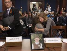 Des parents de victimes de fusillades dans des écoles américaines appellent des élus démocrates à agir contre les armes, au Congrès américain le 7 mars 2018