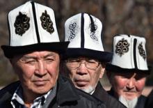 Des Kirghizes portent le chapeau traditionnel, lors de la Journée nationale du Ak-Kalpak à Bichkek, le 5 mars 2018