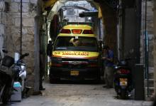 Photo d'une ambulance entrant dans la Vieille ville de Jérusalem après qu'un Palestinien a poignardé un agent de sécurité israélien avant d'être abattu, le 18 mars 2018