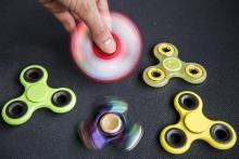 Les "hand spinners", petites toupies colorées, ont connu un succès fulgurant auprès des enfants
