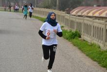Des Irakiennes courent un marathon symbolique dans la ville irakienne de Mossoul à l'occasion de la journée des droits des femmes, le 8 mars 2018
