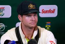 Le capitaine de l'équipe d'Australie de cricket Steve Smith admet sa responsabilité dans un scandale de tricherie, devant les reporters à Cape Town, le 24 mars 2018