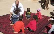 Le professeur de judo Kader Benabdeli donne un cours dans une école du village de Khamliya, dans l'est du Maroc, le 24 février 2018