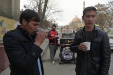 Des Afghans dégustent un café servi par Najibullah Sharyari (au fond) dans une rue de Kaboul, le 8 janvier 2018