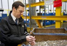 L'ancien chancelier de l'Echiquier George Osborne manipule des pièces fraîchement coulées, le 25 mars 2014