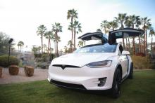 Le modèle X de Tesla Model X exposé devant le Hyatt Regency Indian Wells Resort & Spa le 5 mars 2018 à Indian Wells, en Californie
