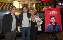 Greg Berlanti, le réalisateur de "Love, Simon" (G) pose aux côtés de l'acteur Nick Robinson et de l'actrice Alexandra Shipp à Atlanta le 5 mars 2018