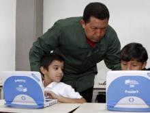 Photo transmise par la présidence vénézuelienne montrant l'ancien président Hugo Chavez avec des enfants travaillant sur leur ordinateur à Caracas, le 9 juin 2011