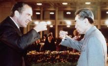 Le président Richard Nixon (g) partage un verre avec le Premier ministre chinois Chou En Lai, lors d'une visite historique à Pékin en février 1972