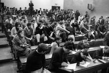 Les étudiants tiennent une réunion dans une salle mise à leur disposition par le doyen Pierre Grappin, le 1er avril 1968, à la faculté de Nanterre