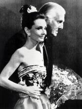 Le couturier français Hubert de Givenchy et l'actrice américaine Audrey Hepburn le 13 avril 1983 à Tokyo