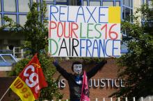 Rassemblement en soutien aux salariés d'Air France poursuivis pour "violences" sur des cadres de l'entreprise, le 27 mai 2016 devant le palais de justice de Bobigny