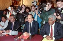 (g-d): Yeiwéné Yeiwéné et Jean-Marie Tjibaou du FLNKS, les députés RPCR Jacques Lafleur et Dic Ukeiwé, le 26 juin 1988 après la signature à Matignon, à Paris, d'un accord sur l'avenir de la Nouvelle-C
