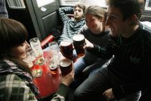 Des Irlandais boivent dans un pub à Dublin, en mars 2007