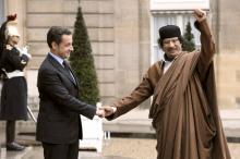 L'ex-président français Nicolas Sarkozy (G) et l''ancien leader libyen Mouammar Kadhafi (D) lors d'une visite officielle de ce dernier au palais de l'Élysée le 10 décembre 2007