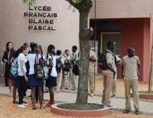 Élèves devant l'entrée du lycée Blaise-Pascal, le lycée français d’Abidjan, situé à Cocody en Côte d'Ivoire, le 2 septembre 2008