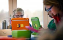 Des enfants s'occupent sur des tablettes tactiles dans une école de Sneek aux Pays-Bas le 21 août 2013