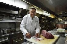 Le chef Antoine Westermann dans les cuisines de son restaurant "Drouant", le 2 septembre 2014 à Paris