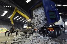 Un camion décharge des papiers dans une usine de recyclage à La Courneuve le 15 octobre 2015
