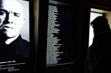 Un homme visite un musée consacré au Goulag à Moscou, le 30 octobre 2015