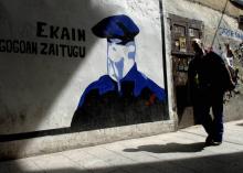 Logo d'ETA peint sur un mur à Hernani, dans le pays basque espagnol, rendant hommage à un militant tué en préparant une bombe