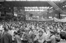 Des ouvriers grévistes des usines Renault, membres du syndicat CGT, réunis au mois de mai 1968 lors d'un rassemblement à l'intérieur de l'usine de Boulogne-Billancourt, réclament un "programme commun"