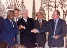 L'ancien Premier ministre Lionel Jospin avec Jacques Lafleur (à droite), leader anti-indépendantiste et Roch Wamytan (à gauche), chef du camp indépendantiste, après la signature de l'accord de Nouméa 