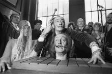 Photo prise le 1er avril 1970 du peintre espagnol Salvador Dali, l'un des peintres les plus populaires du 20ème siècle, lors de la présentation de son buste au musée Gustave Moreau à Paris. Né en 1904
