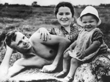 Iouri Gagarine, sa femme Valentine et leur fille Helena à la plage en juin 1960