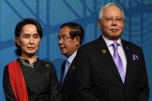 Le Premier ministre malaisien Najib Razak (d) au côté de la dirigeante birmane Aung San Suu Kyi au sommet de l'Asean à Sydney le 17 mars 2018