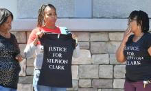 Des membres de la communauté noire et de la famille de Stephon Clark, le 28 mars 2018, à Sacramento en Californie, lors d'un hommage au jeune homme tué par la police