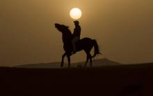 Un cavalier participe au raid équestre "Gallops of Morocco" dans le désert de Merzouga au Maroc le 1er mars 2018