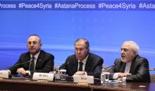 Les ministres des Affaires étrangères de Russie (Sergei Lavrov,C), d'Iran (Mohammad Javad Zarif, D) et de Turquie Mevlut Cavusoglu le16 mars 2018 à Astana, la capitale du Kazakhstan