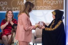 Aliyah Khalaf Saleh lors de la remise de son prix par la Première dame des Etats-Unis, Melania Trump, le 23 mars 2018 à Washington