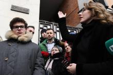 La candidate d'opposition à la présidentielle russe Xenia Sobtchak et le fils de Boris Nemtsov, lors de l'inauguration le 16 mars 2018 d'une plaque commémorative sur l'immeuble où habitait à Moscou le