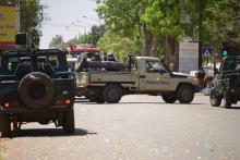 Des véhicules militaires bloquent une rue à Ouagadougou, le 2 mars 2018, après des attaques revendiquées par le GSIM