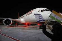 Un avion d'Air India arrive à l'aéroport de Tel-Aviv après le premier vol depuis New-Dehli vers Israël ayant survolé l'espace aérien saoudien, le 22 mars 2018