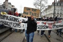 Un millier de personnes, dont des migrants et des occupants de la ZAD de Notre-Dame-des-Landes, manifestent le 31 mars 2018 à Nantes contre "toutes les expulsions", alors que prend fin la trêve hivern