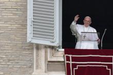 Le pape François salue la foule rassemblée place Saint-Pierre de Rome au Vatican, le dimanche 26 novembre 2017, lors de la prière de l'Angelus